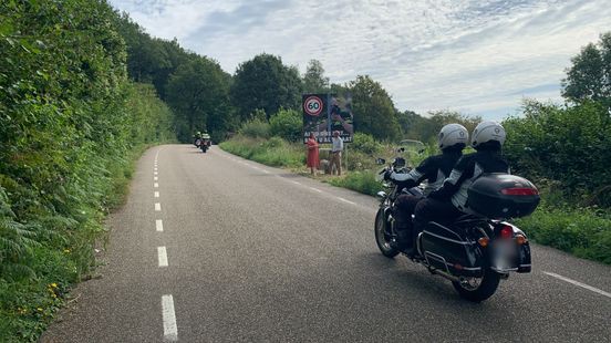 Waarschuwingsborden moeten hardrijders Epenerbaan afremmen