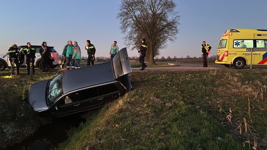 Auto flink beschadigd na crash: bestuurder is weg