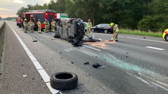 Ongeval met meerdere voertuigen op A67: twee gewonden