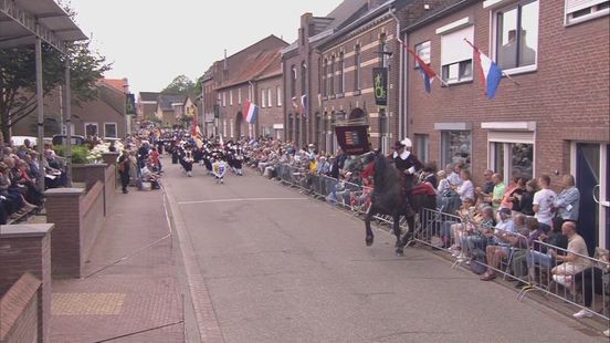 Paard schrikt tijdens OLS-optocht:  bezoekers lopen schaafwonden en blauwe plekken op