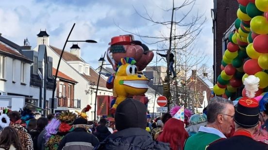 Wagen te hoog: optocht Nederweert ligt even stil