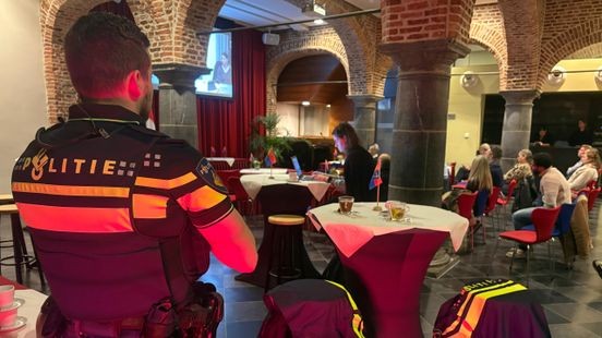 Veel beveiliging en weinig publiek bij beladen raadsvergadering over azc in Venlo