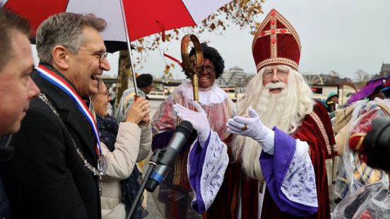 In beeld: Sinterklaas en pieten komen aan in Maastricht