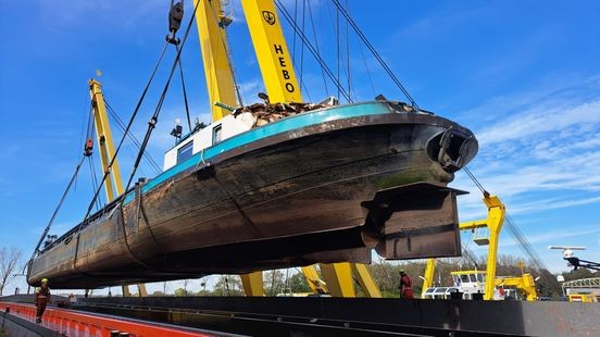 Gezonken binnenvaartschip afgevoerd naar scheepswerf