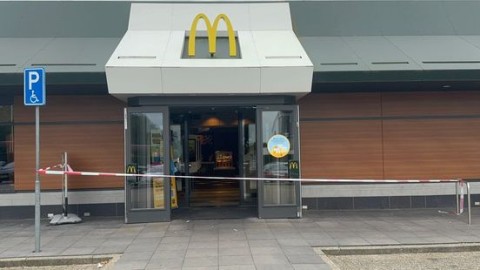 Vuurwerk ontploft in McDonald's Geleen, een persoon aangehouden
