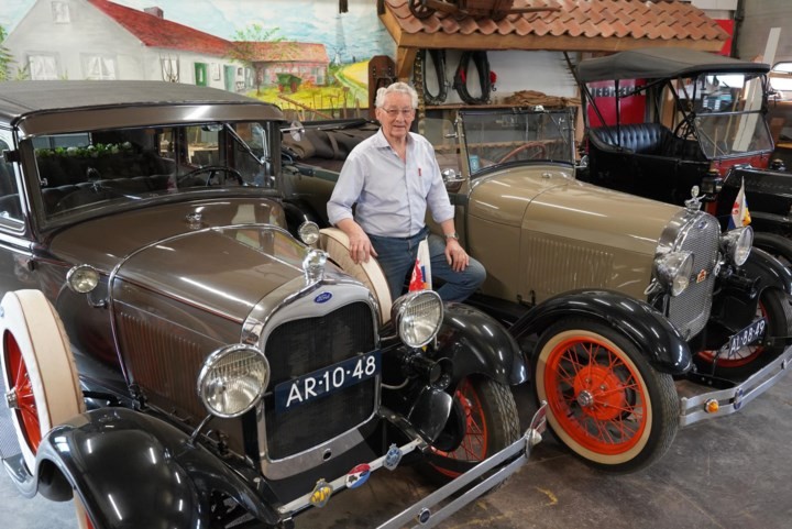 Ton uit Posterholt is verknocht aan zijn oldtimers: ‘Zodra die auto’s benzine ruiken starten ze, één keer zwengelen en verder geen poespas’