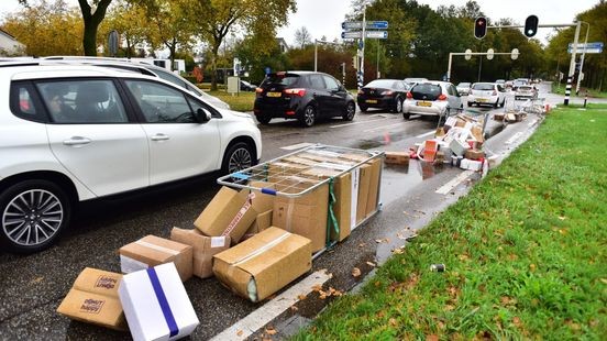 Vrachtwagen verliest lading vol snacks in Weert: frikandellen en kroketten op de weg