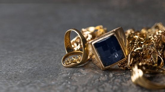 Man doet zich voor als agent en steelt sieraden van bewoners