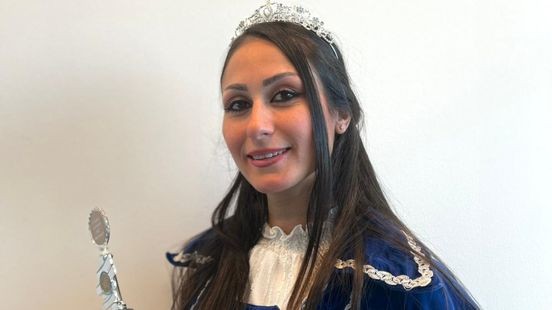 Prinses Nagham I zwaait de scepter tijdens carnaval bij azc Maastricht