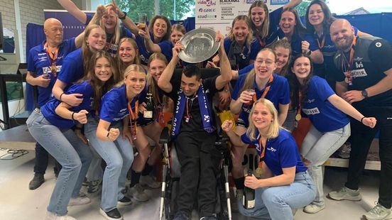 Handbalsters Fortes Venlo halen duizenden euro's op voor trouwe supporter met beperking