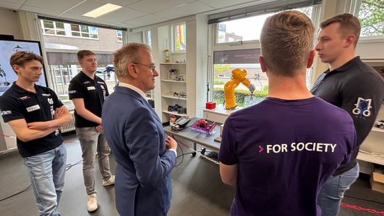 Minister bezoekt Limburgse hogescholen, aandacht voor internationalisering
