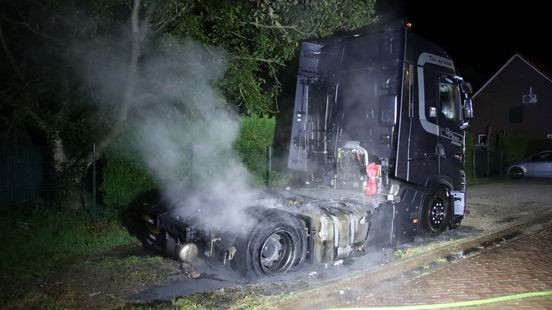 Vrachtwagen flink beschadigd door brand