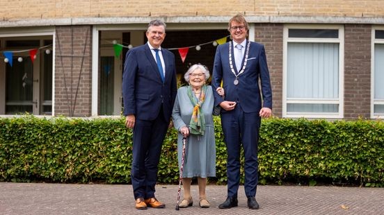 Mevrouw Verboom (107) is oudste inwoner van Limburg en krijgt hoog bezoek