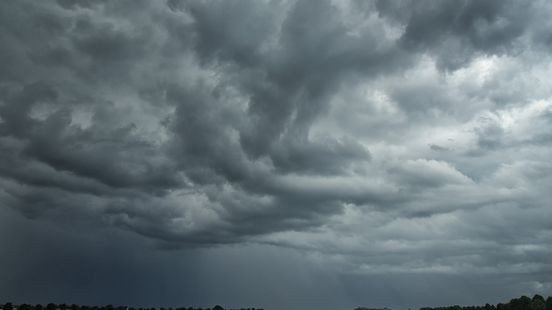 Na tropisch warm weer onweersbuien met kans op hagelstenen en wateroverlast
