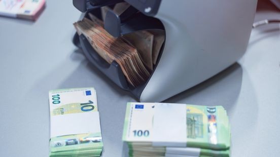Kilo's drugs, duizenden euro's contant geld en wapens in woningen: politie houdt tien mensen aan