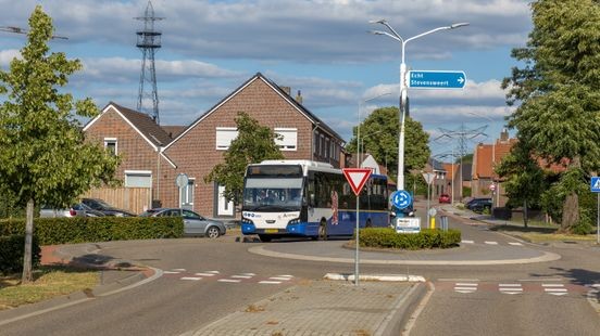 Video: zo rij je over een rotonde, dit zijn de regels voor richting aangeven