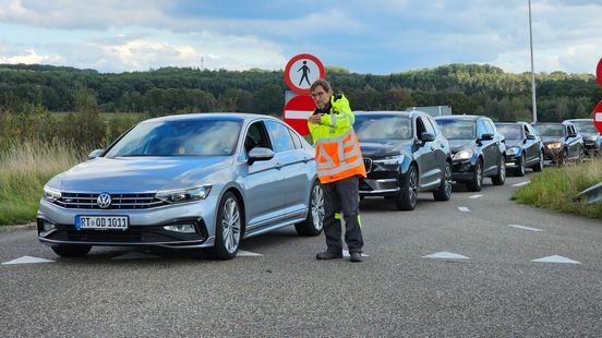 Flinke file voor outlet in Roermond op vrije dag Duitsers, ook druk op A2 en rond Venlo