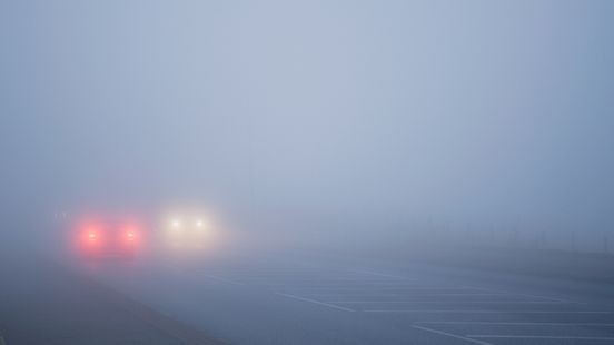 Rijden in de mist. Wat moet en mag je doen met je verlichting?