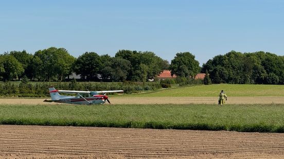 Hobbyvliegtuig maakt noodlanding in weiland tijdens vliegles