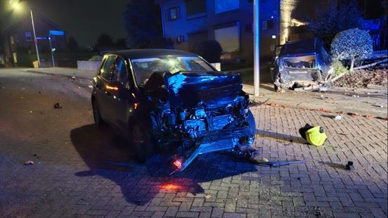 Bestuurder botst op geparkeerde auto en veroorzaakt ravage in Kerkrade