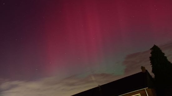 Hemel boven Mook gloeit paars op door noorderlicht