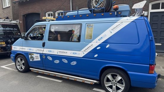 Een discobus, weinig comfort, maar wel veel gezelligheid: zo doen Venlonaren de Carbage Run