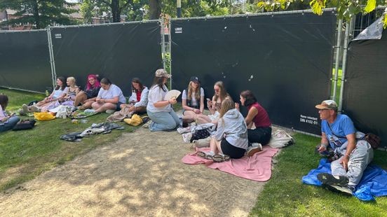 Fans Pommelien Thijs zitten al uren te wachten bij Zomerparkfeest: 'Al 180 keer zien optreden'