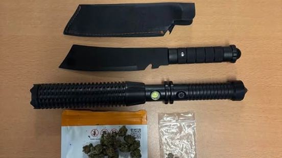 Tiener met wapenstok en groot mes in rugzak meegenomen door politie