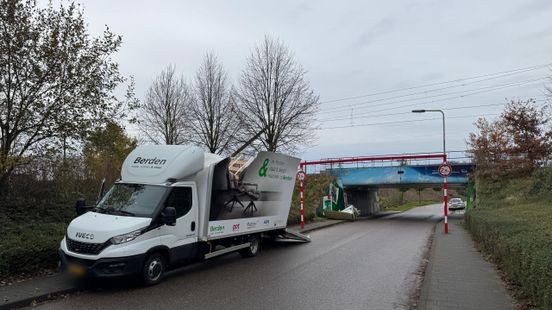 Dak van busje meubelleverancier beschadigd door inschattingsfout