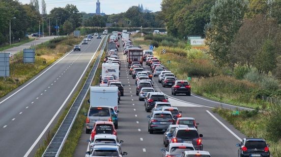 Meer dan een uur file rondom Outlet in Roermond