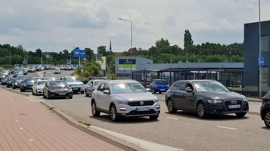 Weer lange file op N280 van Duitse grens naar Designer Outlet Roermond