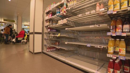 Waterflessen in supermarkt niet aan te slepen door poepbacterie: 'Hopelijk zondag weer wat voorraad'