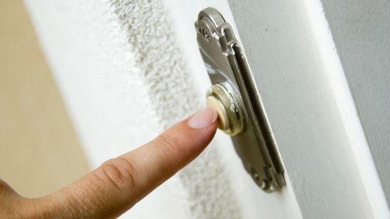 Agressieve energieverkoper mishandelt bewoner seniorencomplex