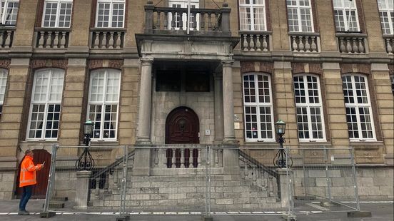 Hekken voor stadhuis Roermond vanwege grote scheur in balkon