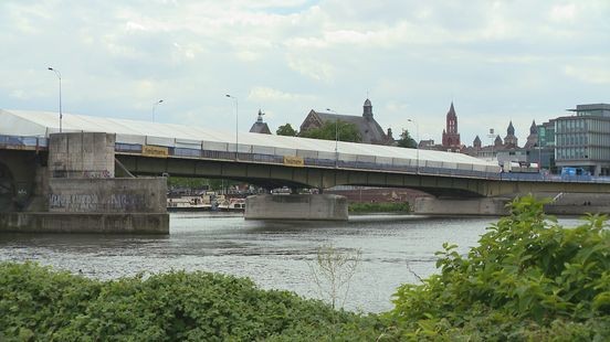 Grote partytent voor renovatie neemt Wilhelminabrug in