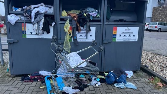 Kledinginzamelbakken leeggehaald: puinhoop op parkeerplaats