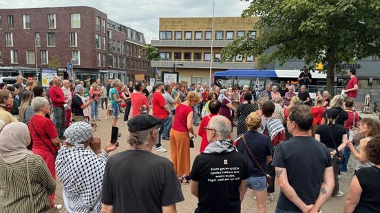Geluid maken door op pannen te slaan tegen geweld in Gaza bij stations Sittard en Maastricht