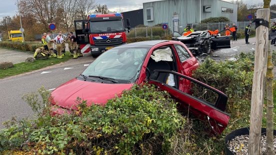 Gewonde en veel schade bij aanrijding in Beek