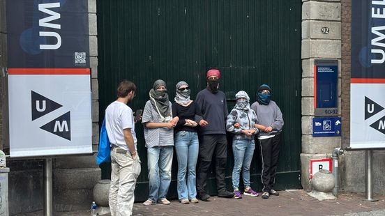 Pro-Palestijnse studenten blokkeren ingangen UM