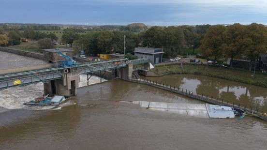 Gezonken vrachtschip: mogelijk tijdelijke waterkering nodig voor waterpeil in Maas