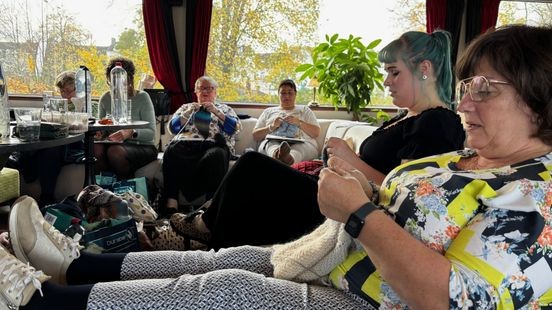 Breiend vrouwtje op boot als inspiratie voor vijfdaags breifestijn op water