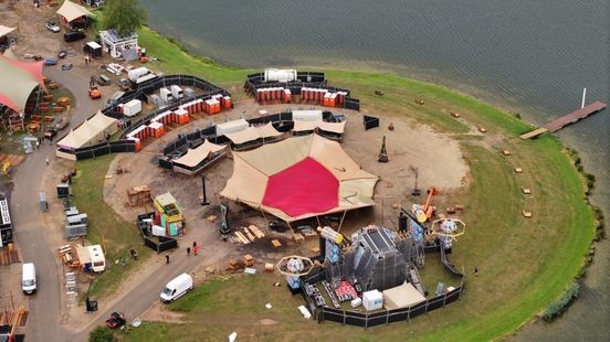 Gedeelte van tent boven podium Solar Weekend ingestort tijdens flinke regenbui