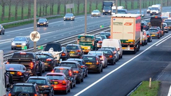 Lange file op de A2 vanwege kapotte auto