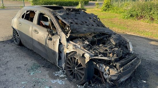 Geparkeerde auto gaat volledig in vlammen op