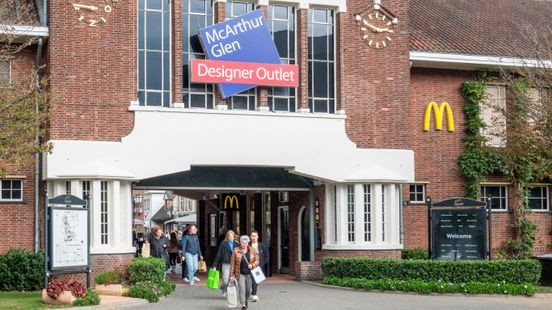 Betrapte kledingdief draait door, breekt neus van agent en sloopt cel: OM eist 1,5 jaar cel