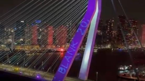 Cel- en taakstraf voor Landgravenaar na projecteren racistische leuzen op Erasmusbrug