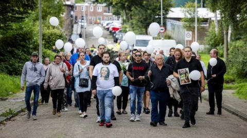 Honderd mensen lopen stille tocht voor vermoorde Joeweela