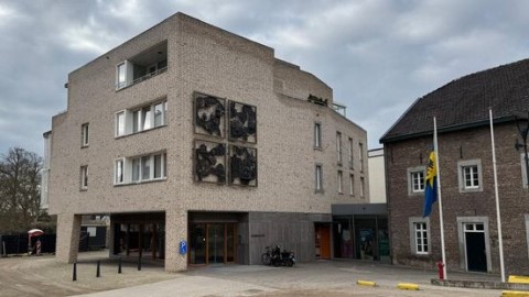 'Veroordeelde ambtenaar die wapens meenam naar gemeente Meerssen nog aan het werk'