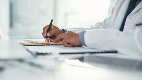 Huisarts dient miljoenenclaim in na vrijspraak van moord