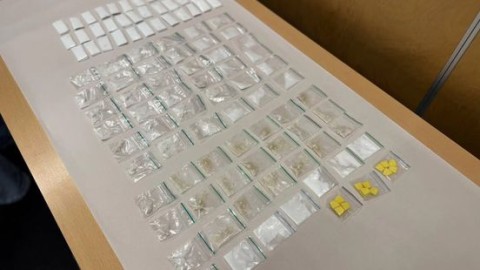Drugsdealer op heterdaad betrapt met 'groot, onnatuurlijk object' in broek